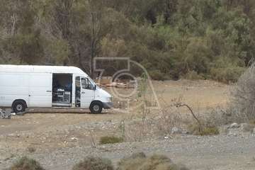 La Policía Local pilla in fraganti a dos hombres cuando desguazaban chatarra industrial en el Barranco Real/TA.